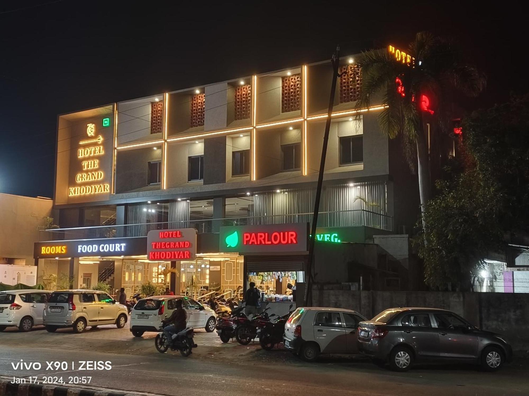 Hotel The Grand Khodiyar Visnagar Exteriör bild